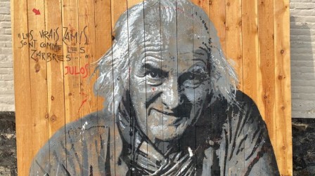 C'est l'artiste de street art Jef Aérosol qui avait réalisé ce portrait de Julos Beaucarne il y a quelques années. © Hugues Van Peel - RTBF